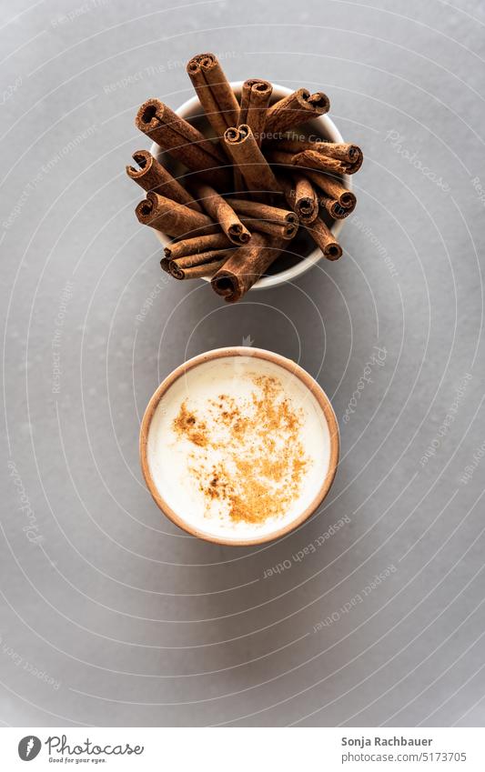 Chai latte und Zimtstangen in zwei Tassen. Ansicht von oben. Chai Latte Heißgetränk Schwarztee Gewürze Getränk Indien Lebensmittel lecker Ernährung