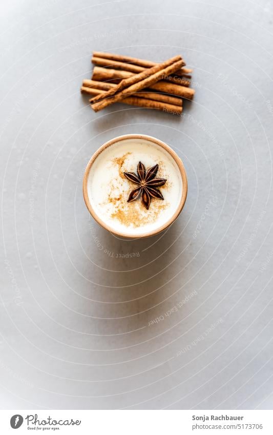 Eine Tasse Chai latte auf einem grauen Tisch. Draufsicht. Chailatte Schwarztee Gewürze Heißgetränk Indien Getränk Milchschaum Farbfoto Vogelperspektive Tee