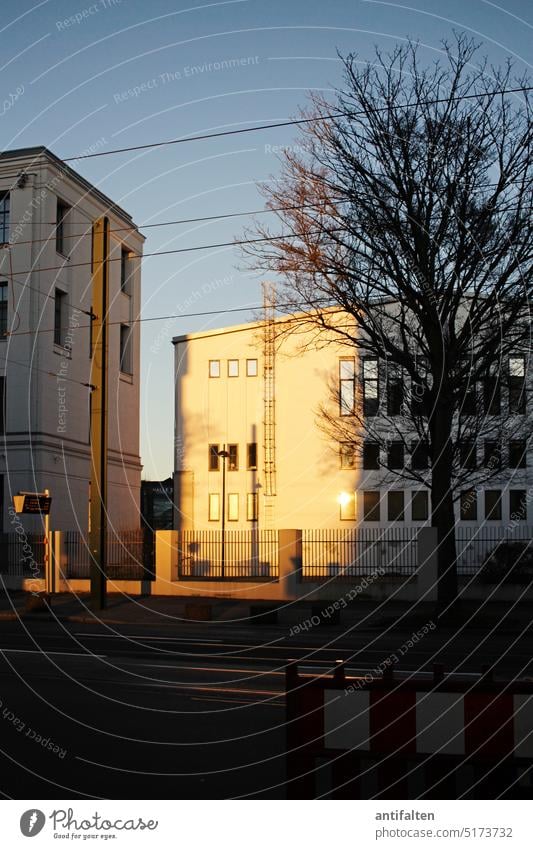 Feierabend in Düsseldorf-Derendorf Baustelle Himmel bauen Industrie Arbeit & Erwerbstätigkeit Arbeitsplatz hoch Technik & Technologie Außenaufnahme Wirtschaft