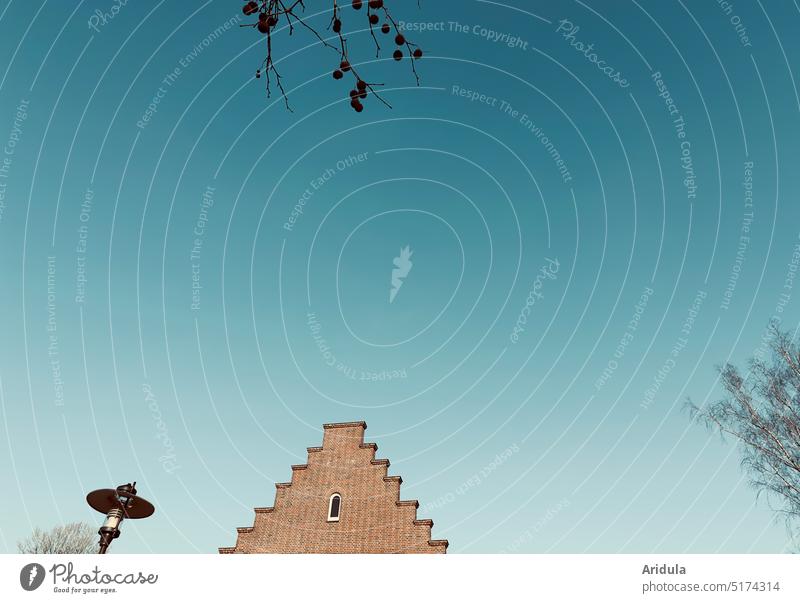 Wolkenloser blauer Himmel mit Giebel, Straßenlaterne, Birke und Plantane Blauer Himmel Froschperspektive Schönes Wetter Wolkenloser Himmel Menschenleer