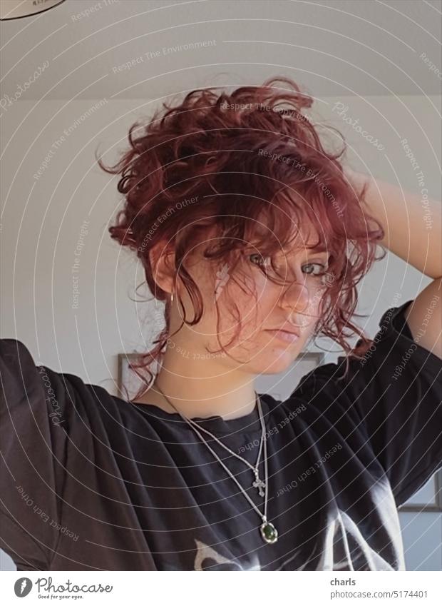 Portrait einer jungen Frau mit roten Locken rote Haare Frisur Haare & Frisuren schwarz Schmuck Kette blaue augen Porträt feminin Mensch Erwachsene Junge Frau