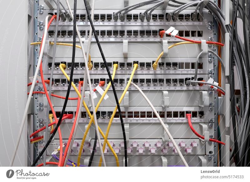 Netzwerktechnik - viele bunte Kabel in einem IT- und Serverraum Cloud-Computing Cloud-Technologie Mitteilung Computer Gerät Internet IT-Infrastruktur