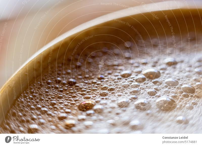 Bläschen aus Milchschaum auf einer Kaffeetasse in Viertelansicht Kaffeetrinken genießen schaumig Getränk Kaffeepause Tasse Café Espresso Frühstück Lebensmittel