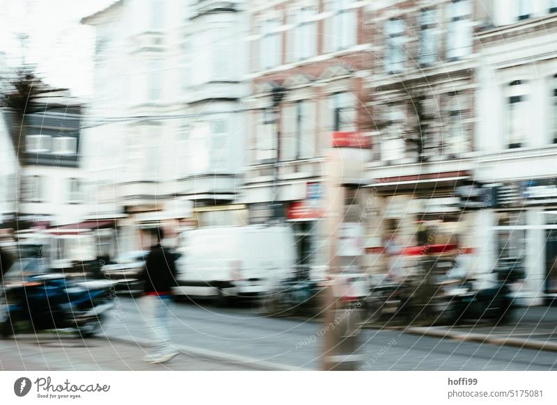 verschwommene Szene einer Strasse mit angrenzenden Altbauten Boulevard Fassade unscharf Unschärfe Hintergrund zittern abstrakte Fotografie vibrierend