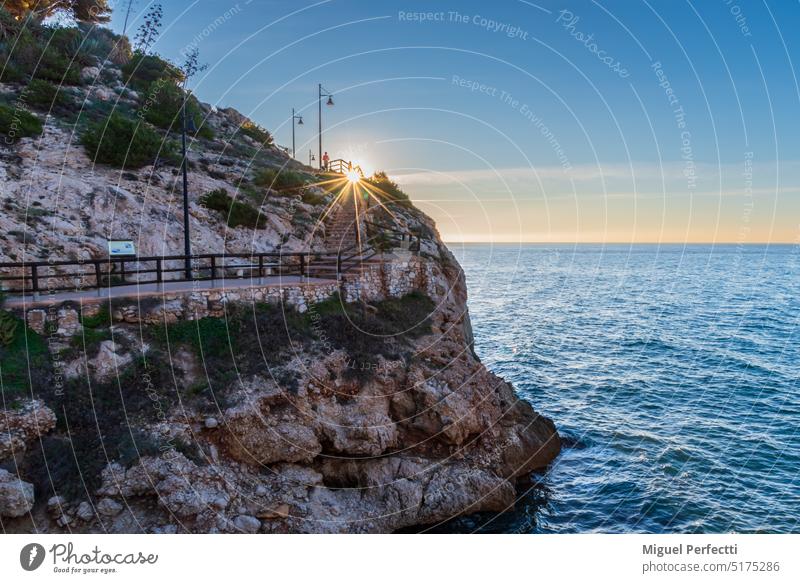 Tunnel des Cantal, zwischen Rincon de la Victoria und Cala del Moral, Málaga, Promenade, die durch Tunnel und Klippen mit Blick auf das Mittelmeer führt, bei Sonnenaufgang.