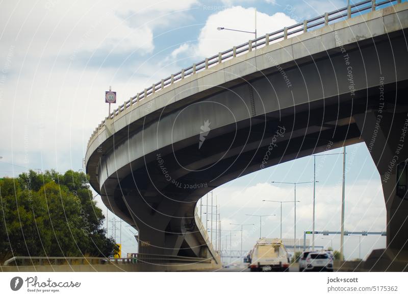 unter der Brücke hindurch fahren und weiter geradeaus auf dem Freeway Autobahnbrücke Straßenverkehr Verkehrswege PKW Autofahren Fahrzeug Verkehrsmittel