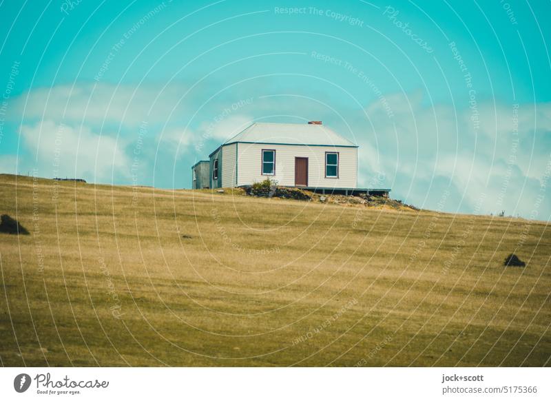 Ruby Hunt's Cottage idyllisch am Hang gelegen Haus Landschaft Natur Fassade Australien Tasmanien traditionell friedlich malerisch Himmel Wolken Einsamkeit