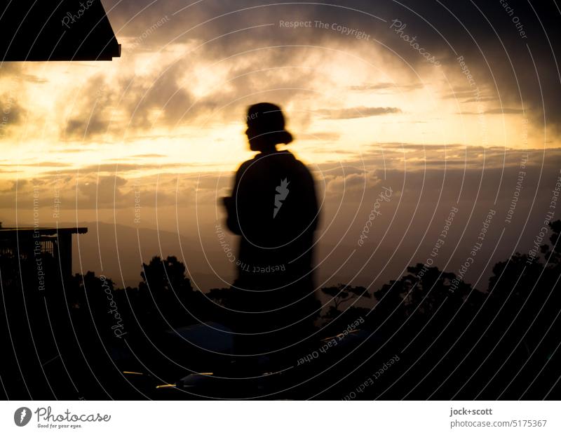 Am Abend, wenn die Wolken ziehen Frau Silhouette Gegenlicht Himmel Schatten Sonnenlicht Natur Schönes Wetter Sonnenuntergang Umwelt Kontrast Lichterscheinung