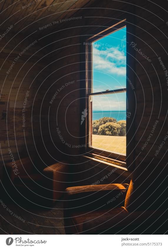 Ausblick vom Wohnzimmer in die weite Ferne Ruby Hunt's Cottage Fenster Fensterblick Natur Raum Lifestyle Schatten Lichteinfall Wolken Stil Tasmanien Australien