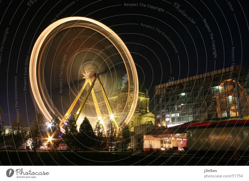 Riesenrad auf dem Schloßplatz Palast der Republik Hochgeschwindigkeit Nacht Langzeitbelichtung dunkel mehrfarbig Licht Lampe Geschwindigkeit rund Jahrmarkt