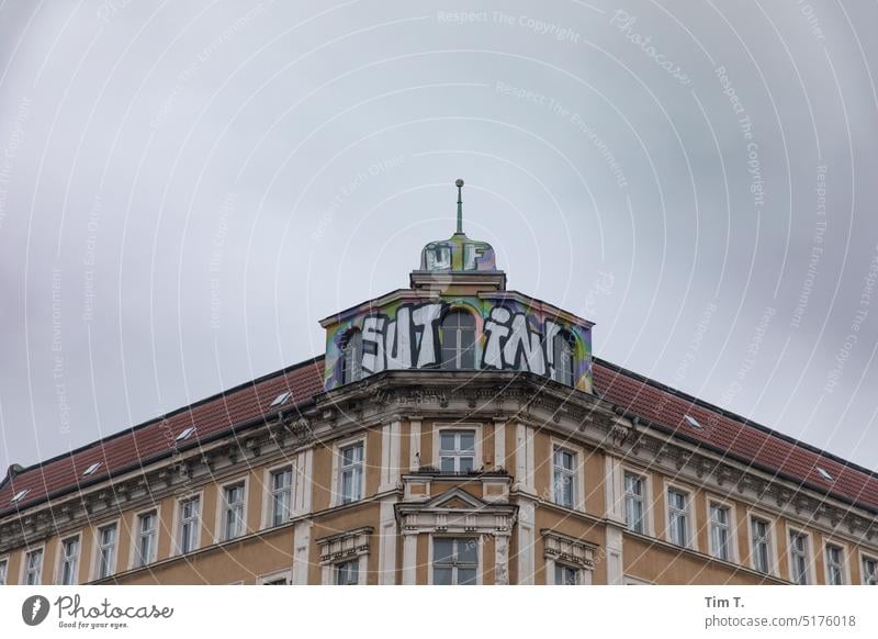 Graffiti in Berlin Haus Fassade Dach Neukölln Himmel Hauptstadt Stadt Außenaufnahme Tag Farbfoto Architektur Wand Menschenleer Gebäude Bauwerk Altstadt