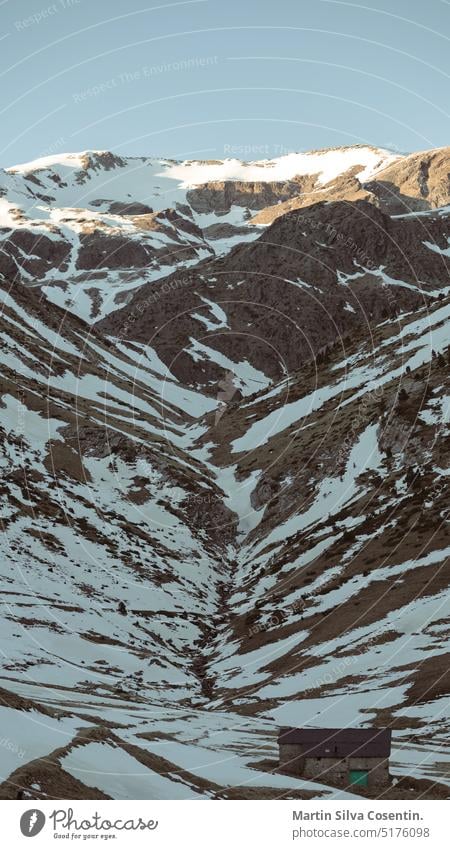 Berge in den Pyrenäen in Andorra im Winter mit viel Schnee antik Architektur Hintergrund schön Gebäude canillo Stadtbild Wolken wolkig bewölkter Tag Kultur