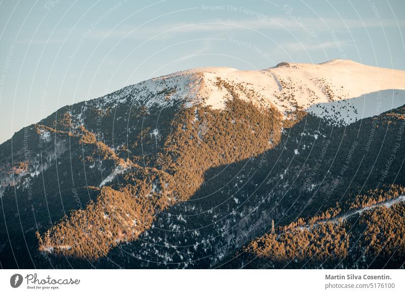 Berge in den Pyrenäen in Andorra im Winter mit viel Schnee antik Architektur Hintergrund schön Gebäude canillo Stadtbild Wolken wolkig bewölkter Tag Kultur