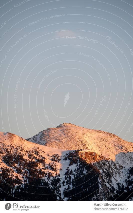 Berge in den Pyrenäen in Andorra im Winter mit viel Schnee antik Architektur Hintergrund schön Gebäude canillo Stadtbild Wolken wolkig bewölkter Tag Kultur