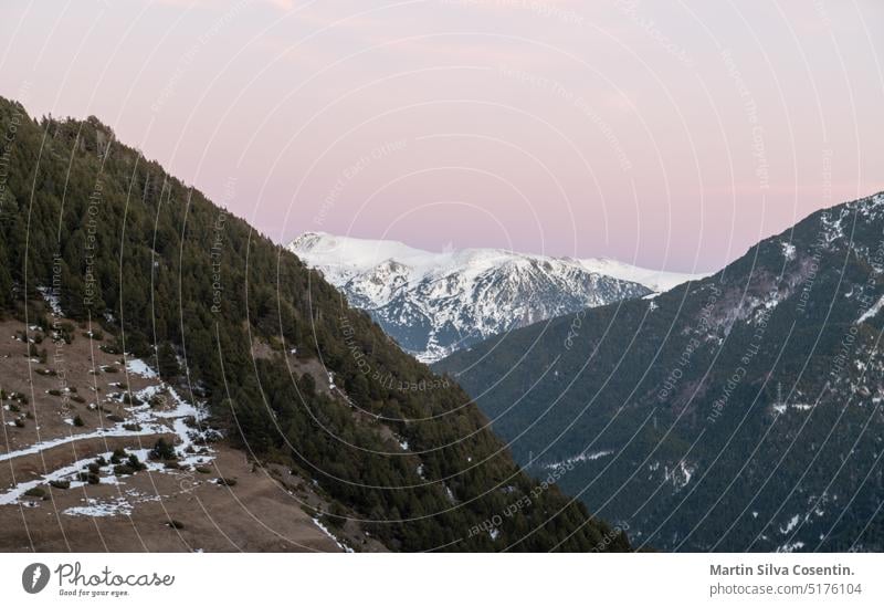 Ländliche Landschaft in Andorra in den Pyrenäen im Winter antik Architektur Hintergrund schön Gebäude canillo Stadtbild Wolken wolkig bewölkter Tag Kultur