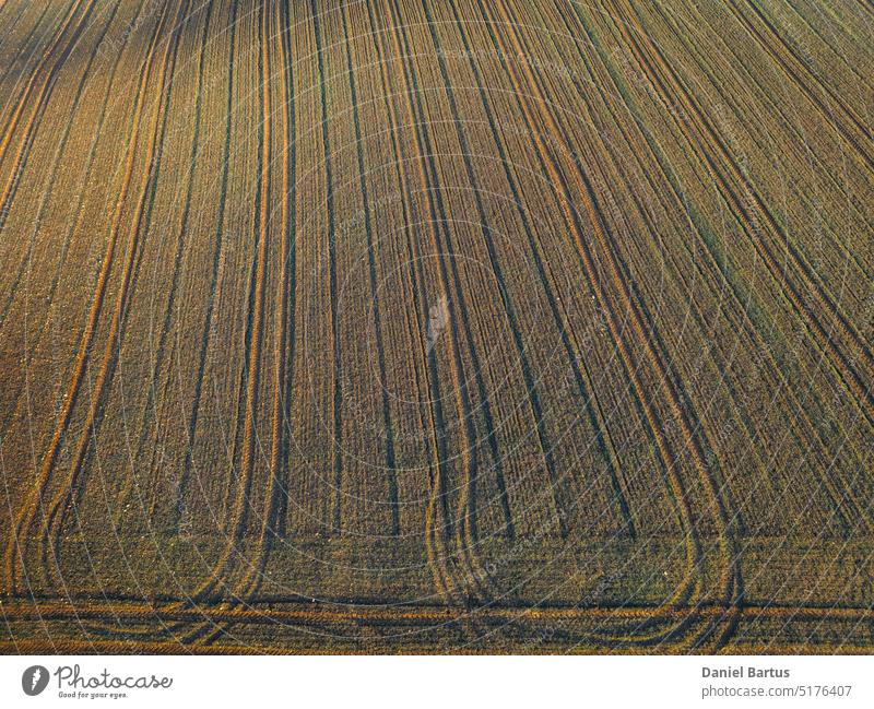 Gefrorenes Ackerland am Morgen bei Sonnenaufgang und die darauf fallenden Sonnenstrahlen abstrakt Antenne Luftbild landwirtschaftlich Ackerbau