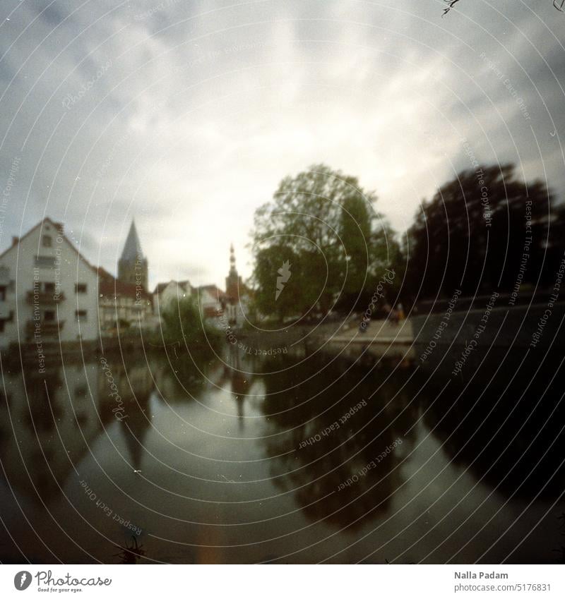 Stadtansicht Soest Pinhole Farbe analog Analogfoto Wasser Teich Architektur Natur Kirche Baum Fachwerk Tag Außenaufnahme Farbfoto Haus Himmel grau Wolke Gebäude