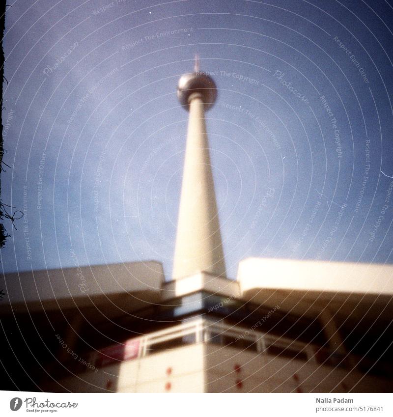 Fernsehturm analog Analogfoto Farbe Pinhole Architektur Telespargel Turm Kugel Himmel Gebäude Außenaufnahme Farbfoto Stadt Hauptstadt Sehenswürdigkeit