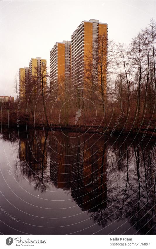 Hochhäuser und deren Wasserspiegelung analog Analogfoto Farbe Farbfoto Architektur Natur Spiegelung Hochhaus DDR Bäume See Marzahn Helene-Weigel-Platz Wohnen