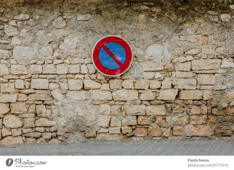 Parkverbotsschild kein Parken Zeichen Verkehr Verkehrsgebot Halteverbot Verkehrsschild Schilder & Markierungen parken Straßenverkehr Wand Verbotsschild Stadt