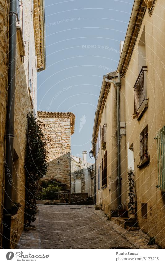 Straße eines französischen Dorfes Strukturen & Formen reisen Tourismus Frankreich Ferien & Urlaub & Reisen Farbfoto Außenaufnahme Architektur Menschenleer Haus