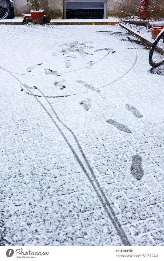 Fahrradspur im Neuschnee abstellanlage altbau außen fahrrad fahrradparkplatz feierabend haus hinterhaus hinterhof innenhof innenstadt kiez mehrfamilienhaus