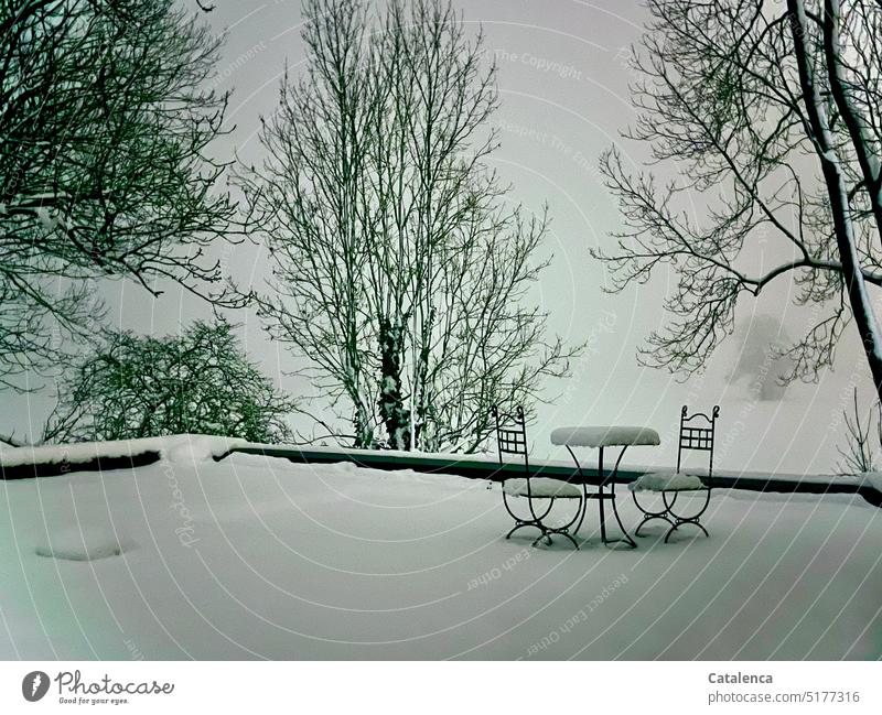 Schnee auf der Dachterasse Stille Ruhe Winterstimmung Außenaufnahme Wetter Schneedecke Wintertag Frost weiß Eis und Schnee kalt Schneelandschaft Jahreszeit