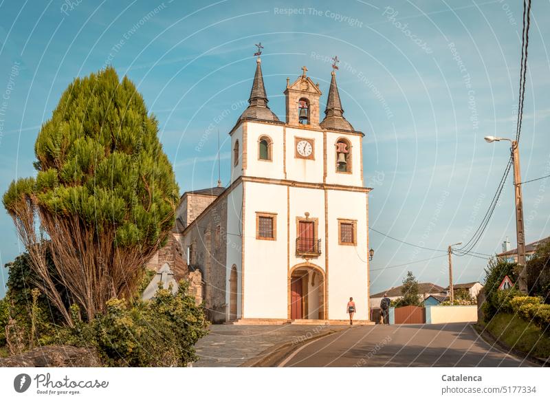 Eine Kapelle am Wegesrand Kirche Glaube Christentum christliches Symbol ReligionGlaube Architektur Gebäude Bauwerk Tag Himmel Tageslicht Straße Stromkabel Baum