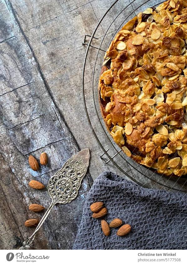 Pflaumenkuchen mit Mandelkruste Kuchen Mandeln Backwaren lecker süß Lebensmittel Kaffeetrinken genießen backen Häusliches Leben Feste & Feiern Innenaufnahme