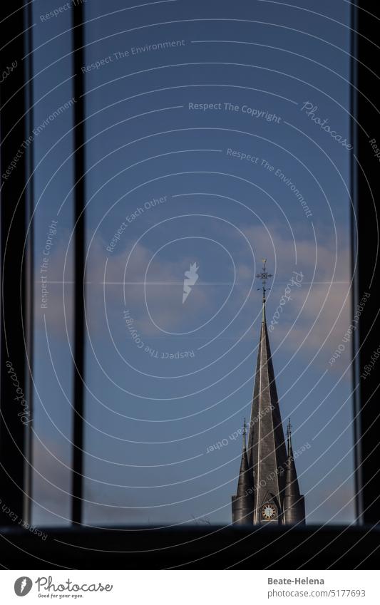 Frühlingserwachen: Alles strebt nach oben Himmel Sonnenschein Wolken Frühing Fensterrahmen Kirchturm Uhr Uhrzeit Menschenleer Zeit Uhrenzeiger Ziffern & Zahlen