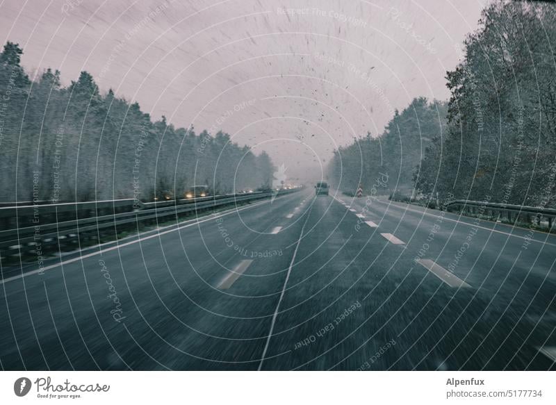 Winter strikes back Autobahn Schnee Straße Verkehr Wetter schlechtes Wetter Straßenverkehr Frost Eis kalt Verkehrswege Außenaufnahme Gedeckte Farben Autofahren