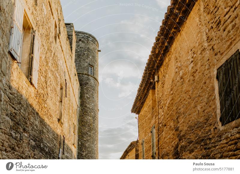 Straße eines französischen Dorfes Strukturen & Formen reisen Tourismus Frankreich Ferien & Urlaub & Reisen Farbfoto Außenaufnahme Architektur Menschenleer Haus