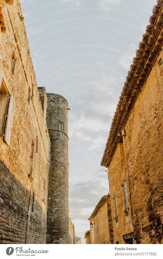 Straße eines französischen Dorfes Strukturen & Formen reisen Tourismus Frankreich Ferien & Urlaub & Reisen Farbfoto Außenaufnahme Architektur Menschenleer Haus