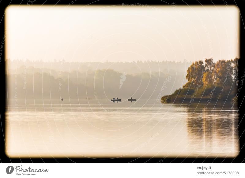 Fischerboote am frühen Morgen bei Sonnenaufgang See Angeln Sonnenuntergang Gegenlicht Kontrast Seeufer Sonnenlicht Wasser Landschaft Reflexion & Spiegelung