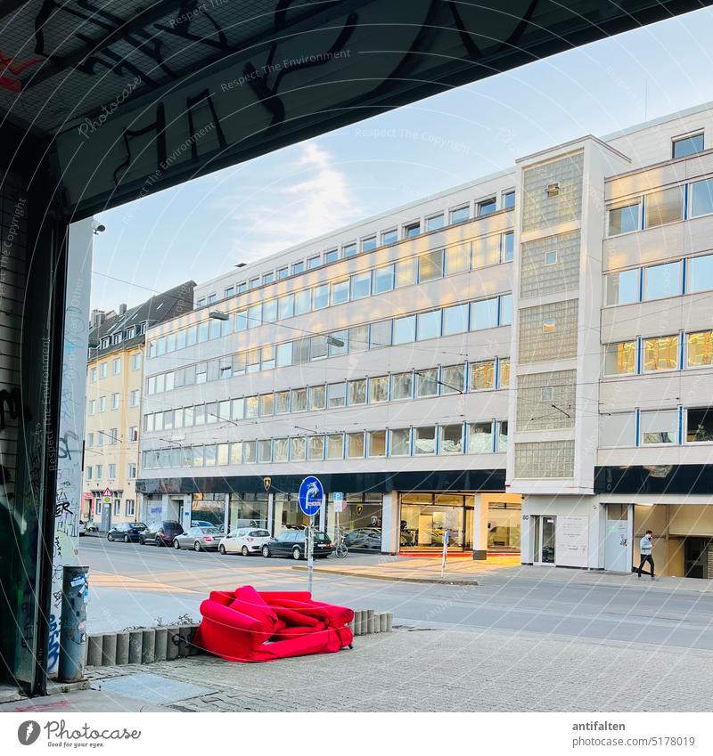 Das rote Sofa Düsseldorf Straße Straßenverkehr Verkehr Verkehrswege Außenaufnahme Menschenleer Wege & Pfade Farbfoto Tag Stadt Verkehrsmittel Mobilität PKW