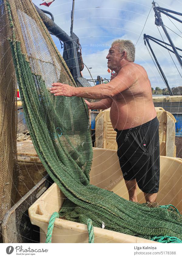 Mann arbeitet im Seehafen Fischerboot Wasser Angler Fischereiwirtschaft Fischernetz Seeufer Freizeit & Hobby Farbfoto Angeln Schiff Schiffe Seemann