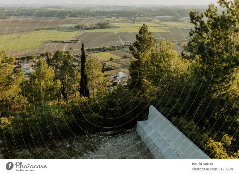 Ansicht von Calvisson Frankreich Dorf Außenaufnahme Farbfoto mediterran Kommune Provence Okzitanien Garrigue Weinberg reisen Reisefotografie Landschaft