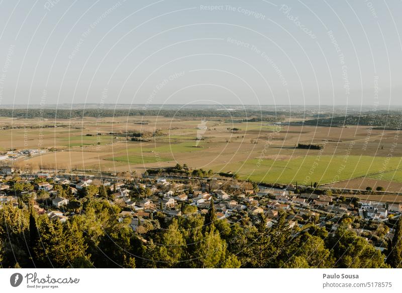 Ansicht von Calvisson Frankreich Dorf Außenaufnahme Farbfoto mediterran Kommune Provence Okzitanien Garrigue Weinberg reisen Reisefotografie Landschaft