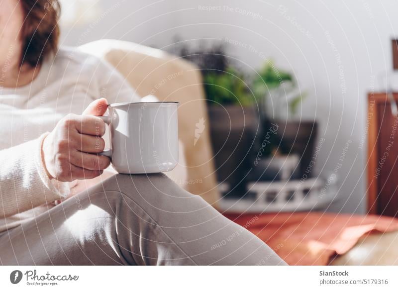 Nahaufnahme einer älteren Frau, die eine Tasse Kaffee in den Händen hält Senior alt Tee Pflege Hand Beteiligung Haut Alterung Becher Fett korpulent haevy