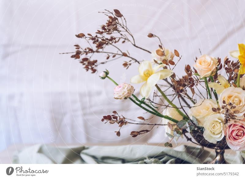 Stilleben mit einem schönen Blumenstrauß Tisch Vase Hochzeit Dekoration & Verzierung weiß Hintergrund Innenbereich Ordnung Abendessen romantisch rosa Roséwein