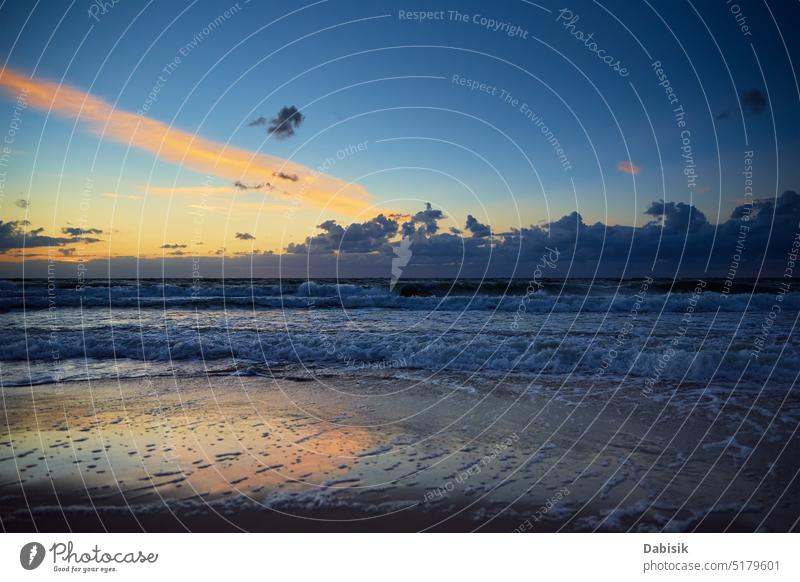 Ostsee vor dramatisch bewölktem Himmel bei Sonnenuntergang MEER Wellen Strand Landschaft Wasser Meereslandschaft Natur panoramisch Sonnenaufgang erstaunlich