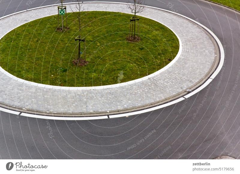 Kreisverkehr straße kreis rund kreisverkehr asphalt verkehrsführung umleitung bürgersteig gras wiese baum bäume anpflanzung form tangente kreisrund leer