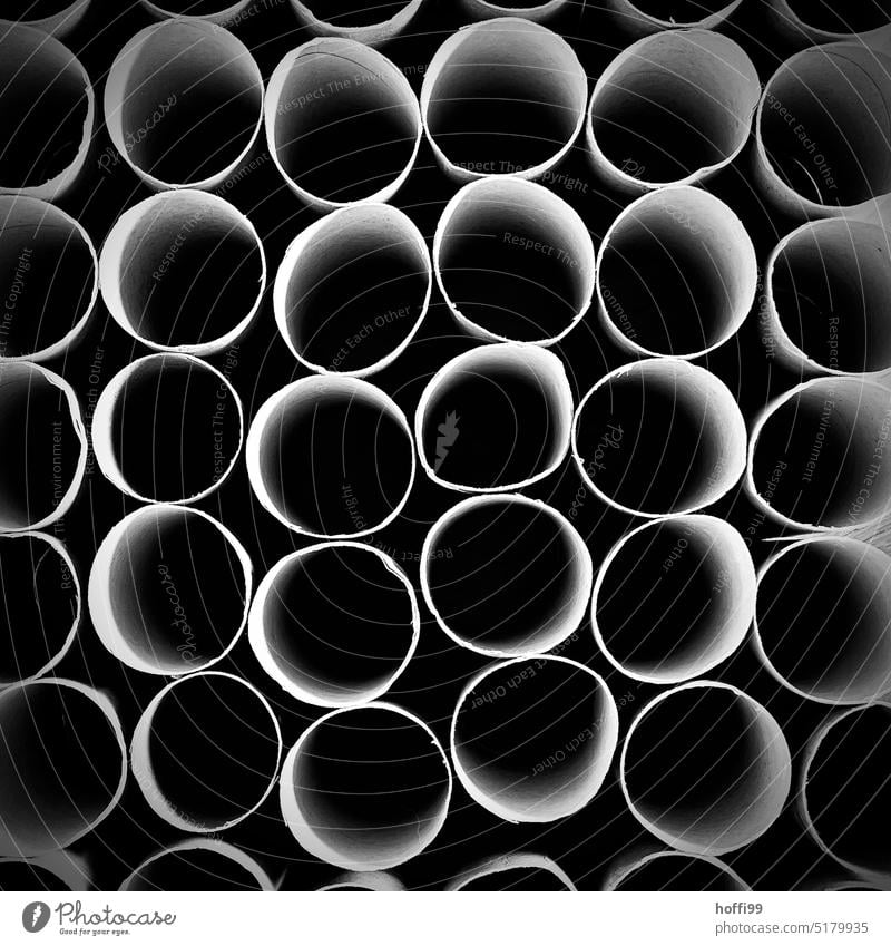 dicht zusammenstehende unregelmässig runde Röhren abstrakt Form unregelmäßig Schattenwurf ungewiss verborgen geheimnisvoll verschlossen dunkel & düster Muster
