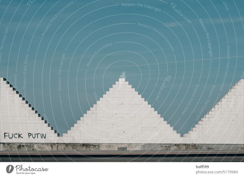 Ausdruck der Ablehnung einer diktatorischen Herrschaftsform an einer pyramidenförmigen Wand fuck putin politischer ausdruck protest Wut Protest protestieren