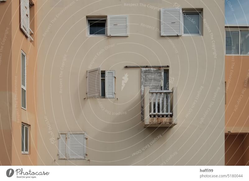 kleiner Balkon mit Fenstern und Fensterläden an mediterraner Fassade Fensterladen Süden Mittelmeer Altstadt Architektur alt Wand Menschenleer Haus