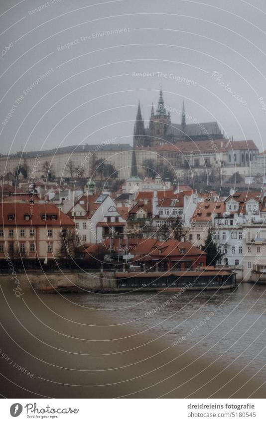 Stadtansicht Prag Karlsbrücke historische Gebäude im Hintergrund Prager Burg Analogfoto Tschechien Moldau Fluss Reisefotografie Postkarte Europa Städtereise