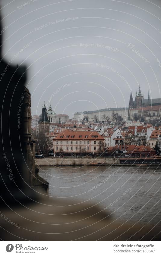 Stadtansicht Prag Karlsbrücke historische Gebäude im Hintergrund Prager Burg Analogfoto Tschechien Moldau Fluss Reisefotografie Postkarte Europa Brücke