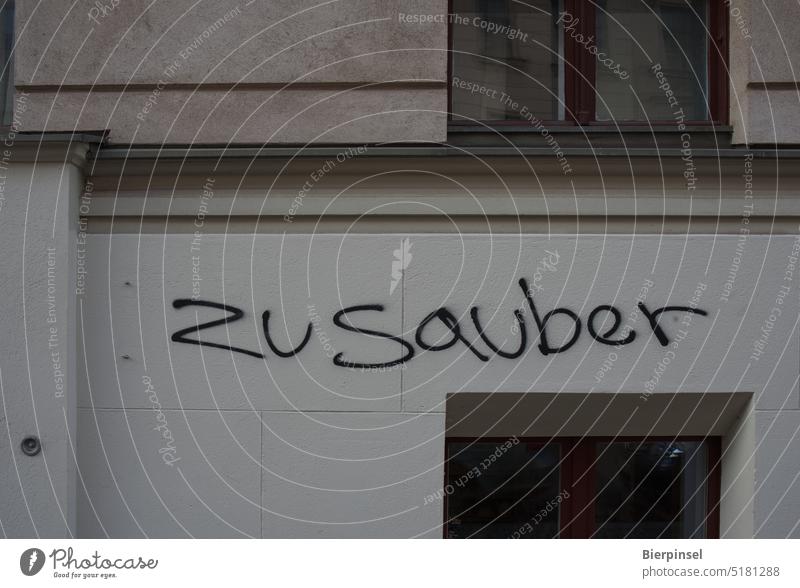 Kritzelei "Zu sauber" auf einer frisch gestrichenen Fassade in Berlin-Mitte Graffiti beschmiert Sauberkeit gekritzelt Schrift Wand Hauswand verunstaltet