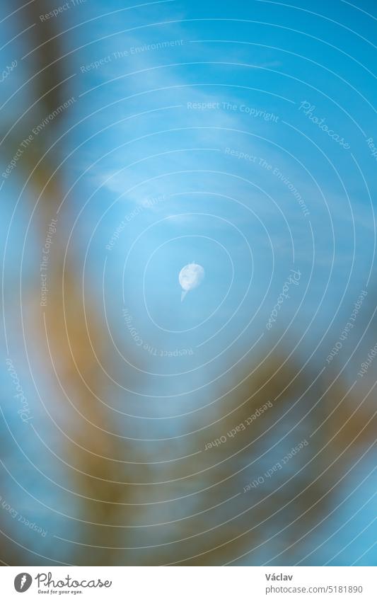 Überreste unseres kostbaren Begleiters in einer dunklen Welt voller Sterne. Der Mond in der Morgensonne Vollmond Astronomie satt dunkel künstlich keine Menschen