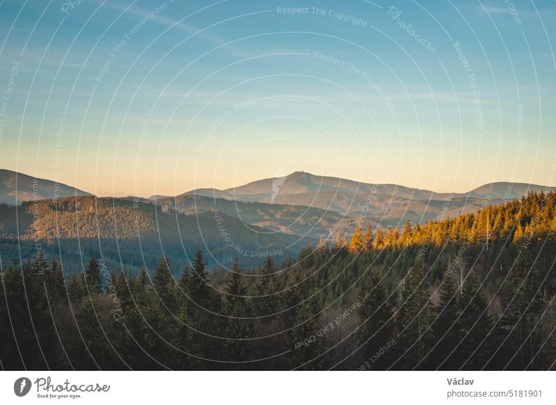 Blick auf die Fichtenwälder der Beskiden im Osten der Tschechischen Republik mit dem höchsten Berg der Region, dem Lysa Hora, in der Ferne bei Sonnenuntergang